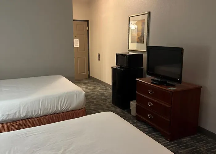 Country & By Radisson, Elgin, Il 3*