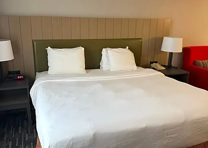 Country & By Radisson, Elgin, Il Элджин