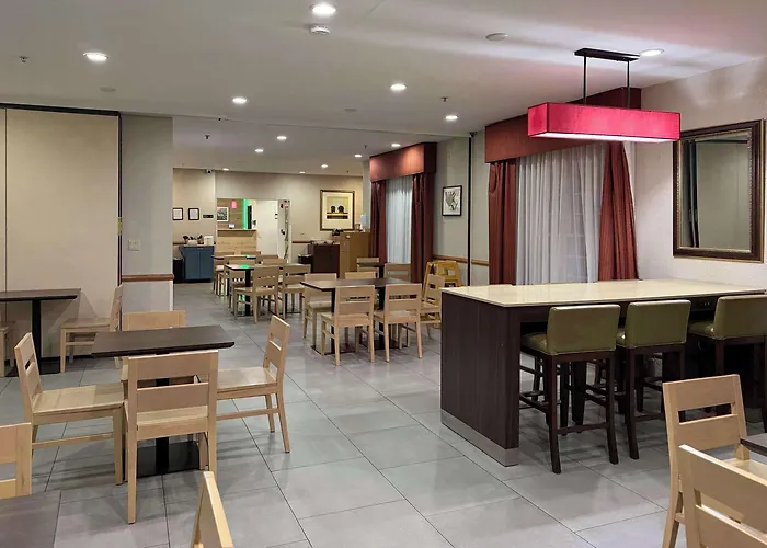 Hotel Country & By Radisson, Elgin, Il