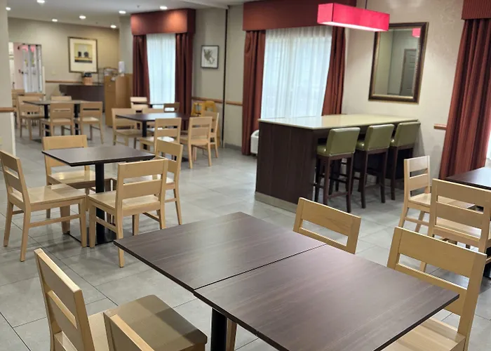 Country & By Radisson, Elgin, Il 3*