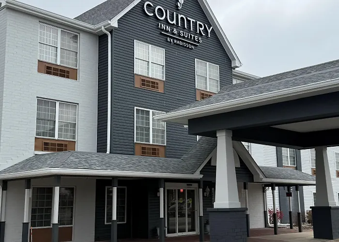 Country & By Radisson, Elgin, Il 3*