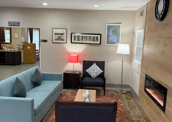 Country & By Radisson, Elgin, Il 3*